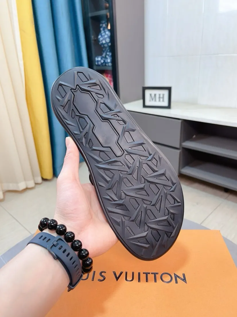 Men's shoes 💰260🌹🌹 (lv-Louis Vuitton) new men's sandals, high-end boutique, exquisite embossed logo decoration on the upper, fine workmanship, super soft soles, casual, loose and comfortable, a must-have in summer! \nsize：38-44